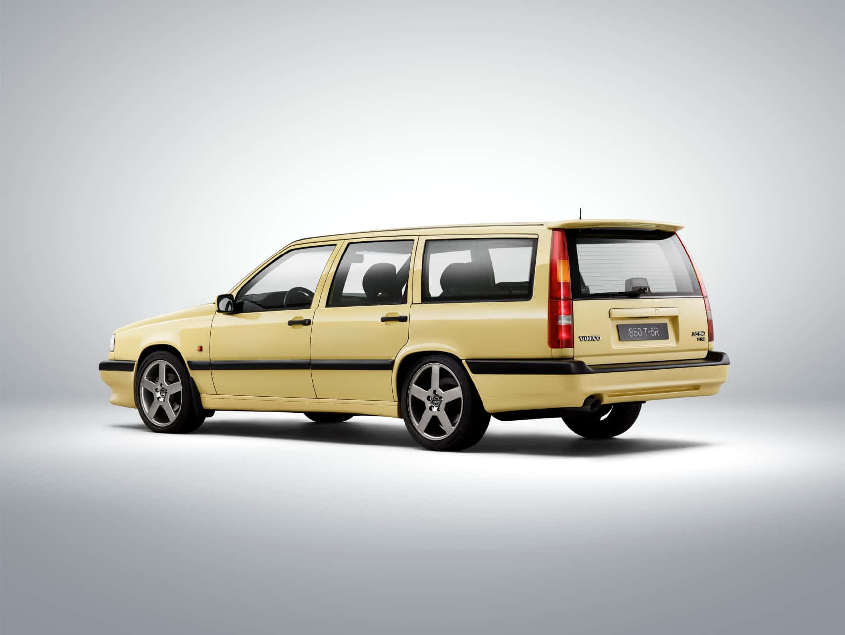 A Review of the Volvo 850T-5R Estate